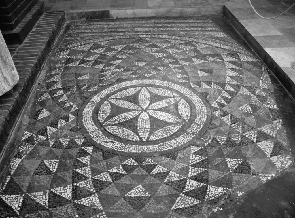 Chimica Acta Scientiarum Transylvanica, 25/3, 2017. 2. ábra: Padlómozaik a római korból, Szombathelyi Múzeum. Fig. 2. Roman flooring, Museum Szombathely.