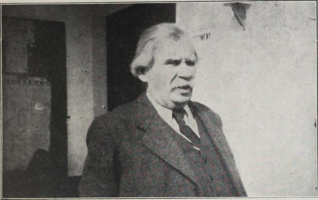 távcsővel figyeli a