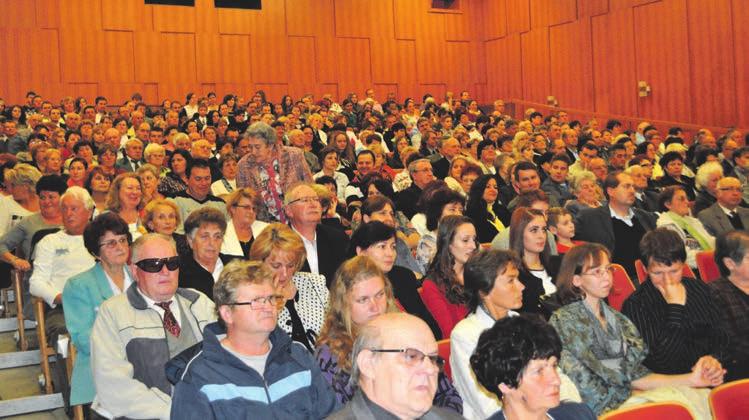 - mondta Berényi József. Ezt követően a Magyar Állami Népi Együttes fellépése következett.