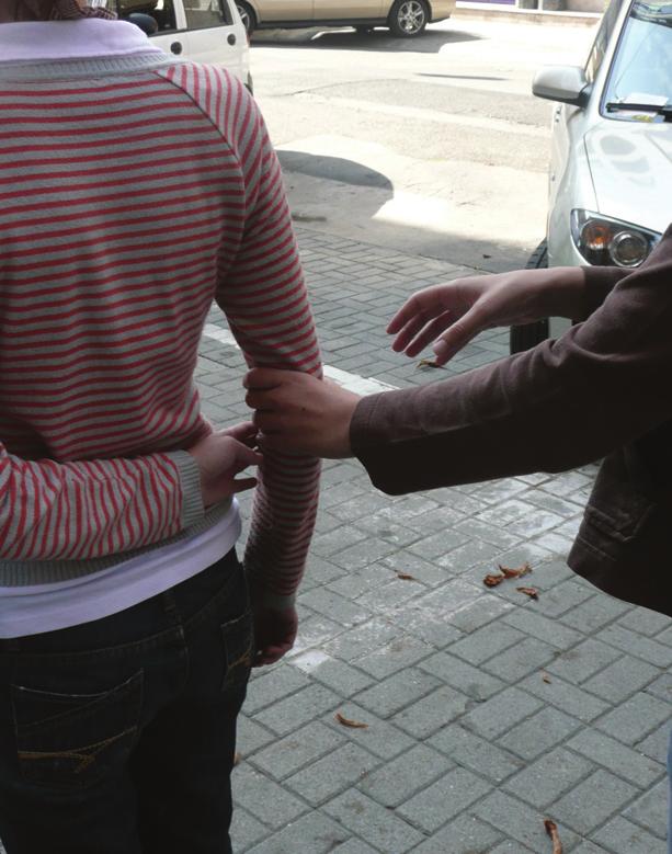 hogy csere lesz. Amenynyiben a kliens nem reagál, akkor a vezető bal kezével hátranyúlva, finoman megérinti, szükség esetén a kliens kezét kissé maga felé húzza, jelezve ezzel a mozdulat irányát. 2.