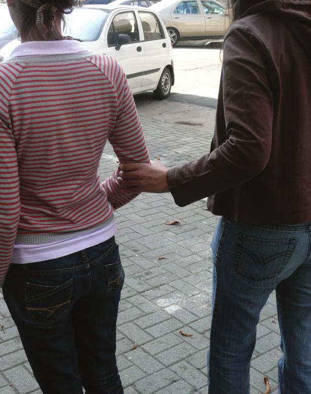A siketvak személy végigcsúsztatja kezeit a vezető jobb oldali behajlított karján.
