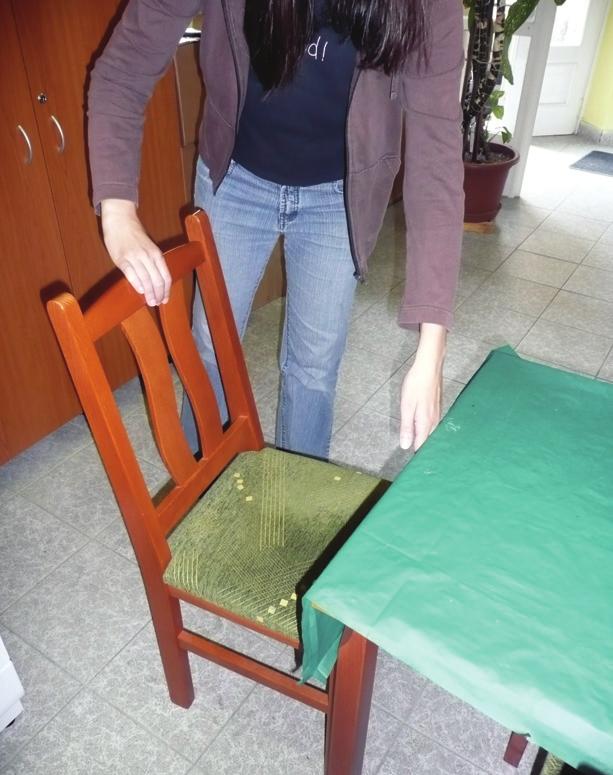 A vezető kinyitja az ajtót, eközben a siketvak személy kézfejét az ajtón lazán végigvezeti, ráfog a kilincsre és becsukja maga mögött az ajtót. 8.5.