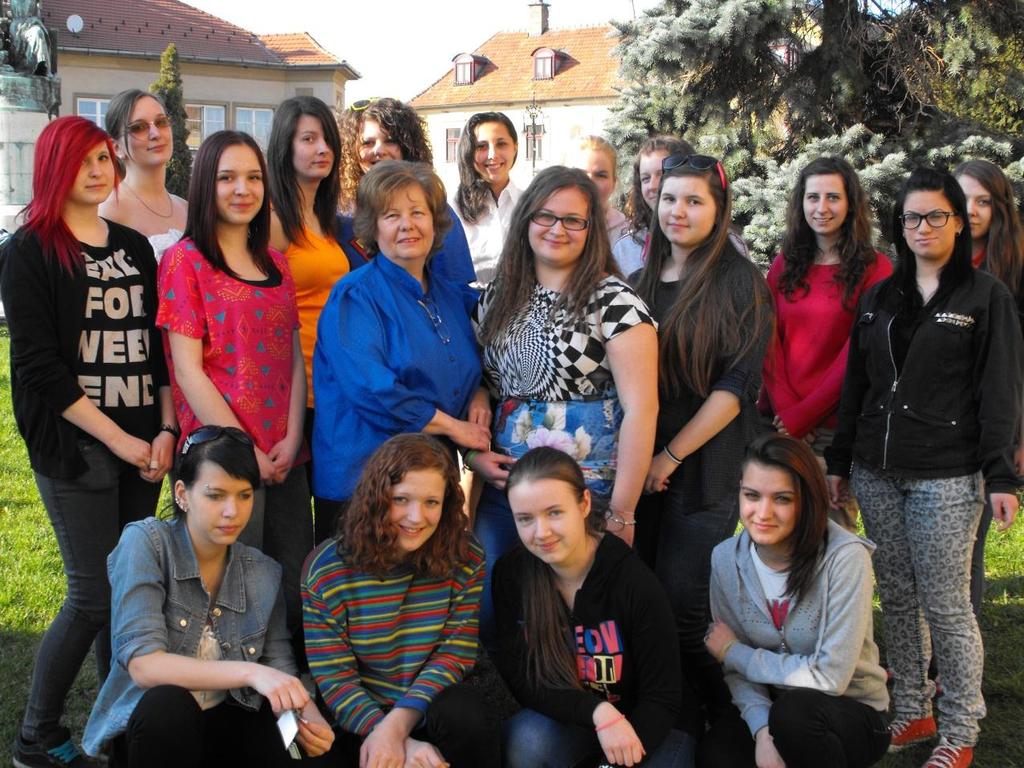 3. csoport Nevelőtanár: Sipos Erzsébet Első sor: Köböl Sarolta, Kiss Tícia, Palánki Rebeka, Horváth Krisztina Második sor: Futó Petronella, Kobzi Kitti, Betty néni, Utassi