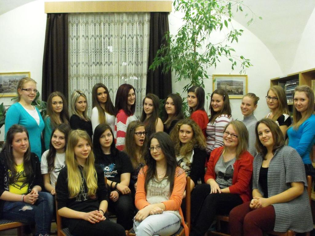 4. csoport Nevelőtanár: Nusser Mariann Első sor: Frei Noémi, Juhász Rebeka Fanni Második sor: Sipos Bettina, Sály Gerda, Szőllősi Dorottya, Markó Hédi, Kása Szonja, Kósa Boglárka, Nagy Fanni