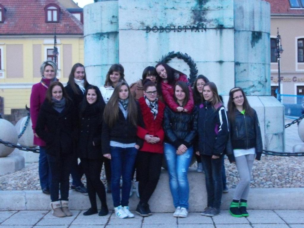 5. csoport Nevelőtanár: Erdeiné Deutsch Erika Első sor: Nagy Klaudia, Tóth Evelin, Bárány Dominika, Bathó Réka, Sipos Katalin,