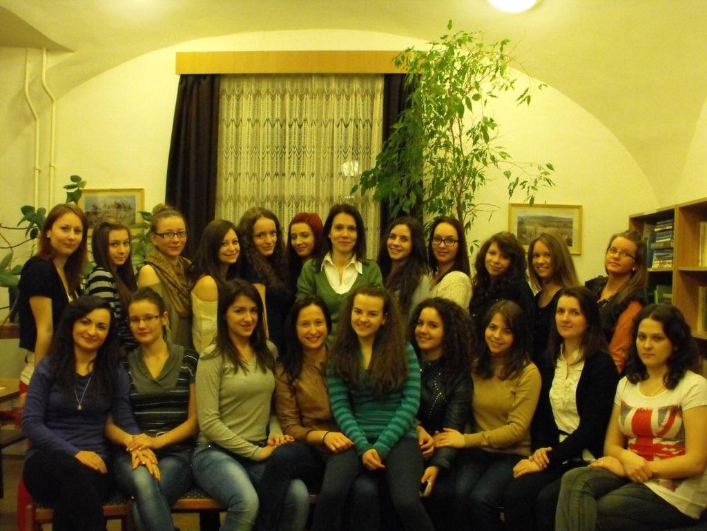6. csoport Nevelőtanár: Őri Mariann Első sor: Paksi Tímea, Kovács Krisztina, Szekeres Stella, Rácz Réka, Dzsenifer, Zagyi Fanni, Forgó Anita, Csermák Kitti, Molnár Eszter Második