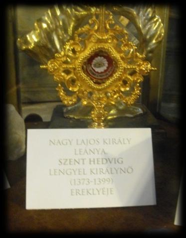 Az egész országban egy évig tartó gyász jelezte a mély ragaszkodást, mellyel az egyszerű nép Hedvig királynő iránt viseltetett.