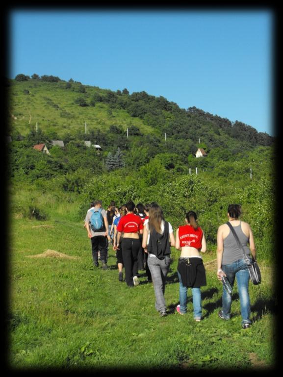 főzés, bográcsozás is, amelybe a