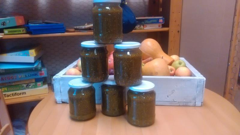 Zöld paradicsom lekvár receptje Hozzávalók: 2 kg zöld paradicsom 65 dkg cukor 1 citrom reszelt héja és leve 1 cs vaníliás cukor 2 cs 3:1-ben dzsem fix Aki ízesítené, fahéjat is tehet bele (1-2 kk).