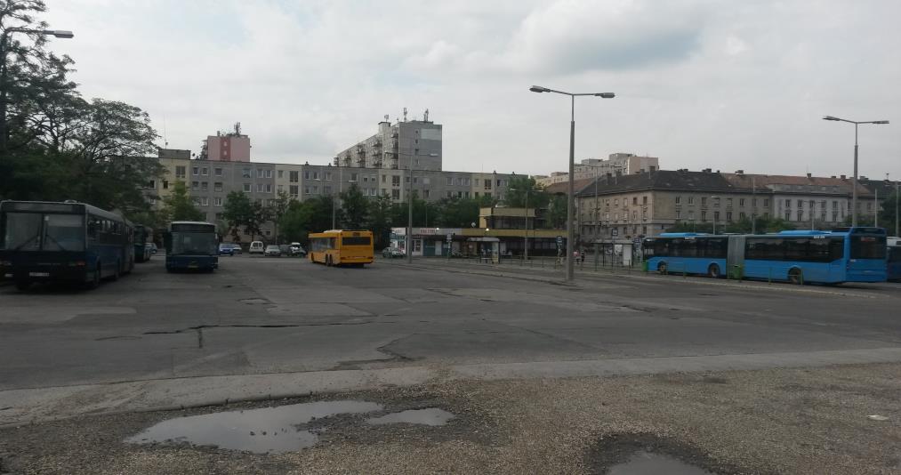 Széna tér Gyalogos felületek növelése, zöldfelületek minőségi megújítása, kapcsolódó közlekedési infrastruktúra fejlesztése. Helyközi buszvégállomás rendezése.