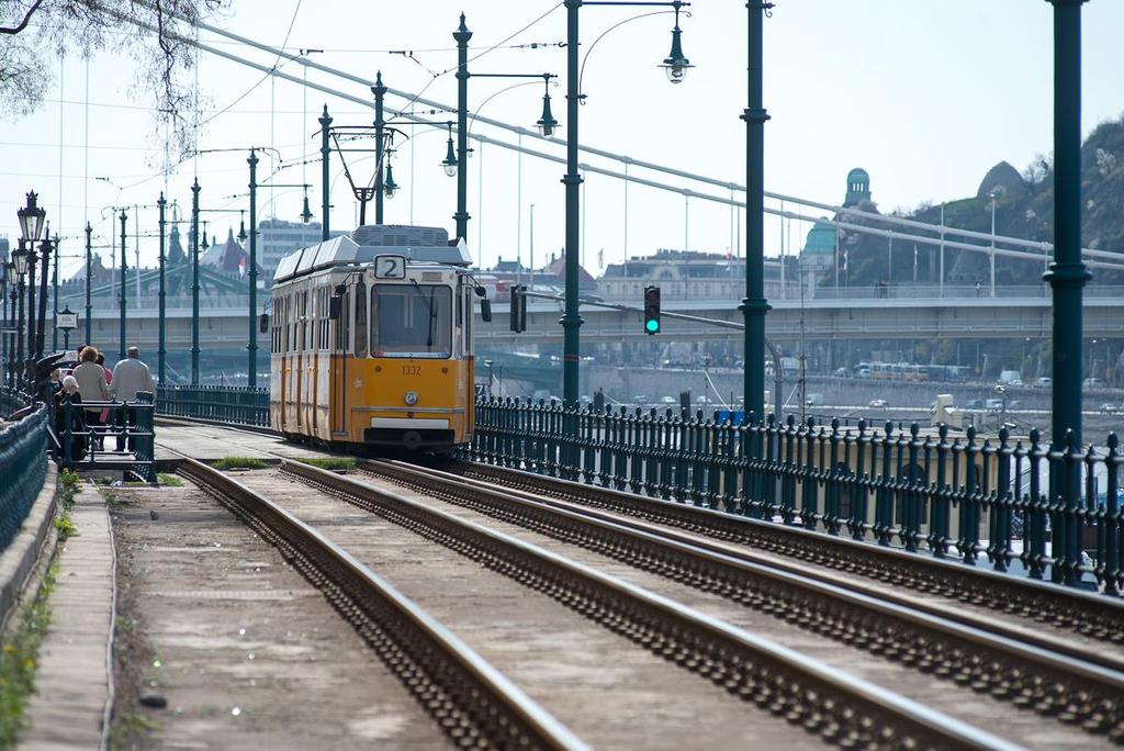 2-es villamosvonal komplex felújítása Napi utasforgalom 74 500 fő 45-50 éves, magaspadlós járművek Teljes