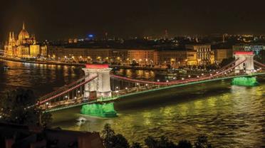 1. Széchenyi lánchíd felújítása Új acél pályaszerkezet, új acél járda (jelenlegi szélességben, változatlan forgalmi renddel) Új, teljesértékű korrózióvédelem Műemléki felújítás (gyalogos korlátok,