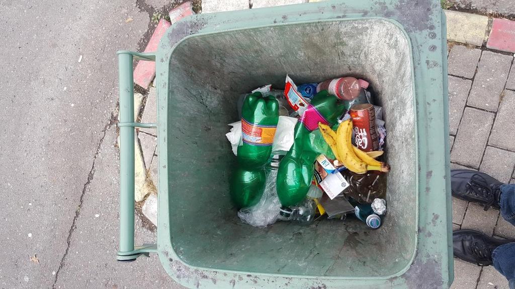 Egy benzinkútnál ez látható egy nyitott hulladéktárolóban: 8 db PET palack