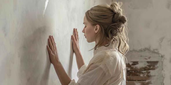egy korai poszterrel Aronofsky még rátett, de a film csak az első harmadában játszik rá erre, aztán rá kell jönnünk, hogy az anyám! valami nagyon más, egészen újszerű élmény lesz. Adott egy pár.
