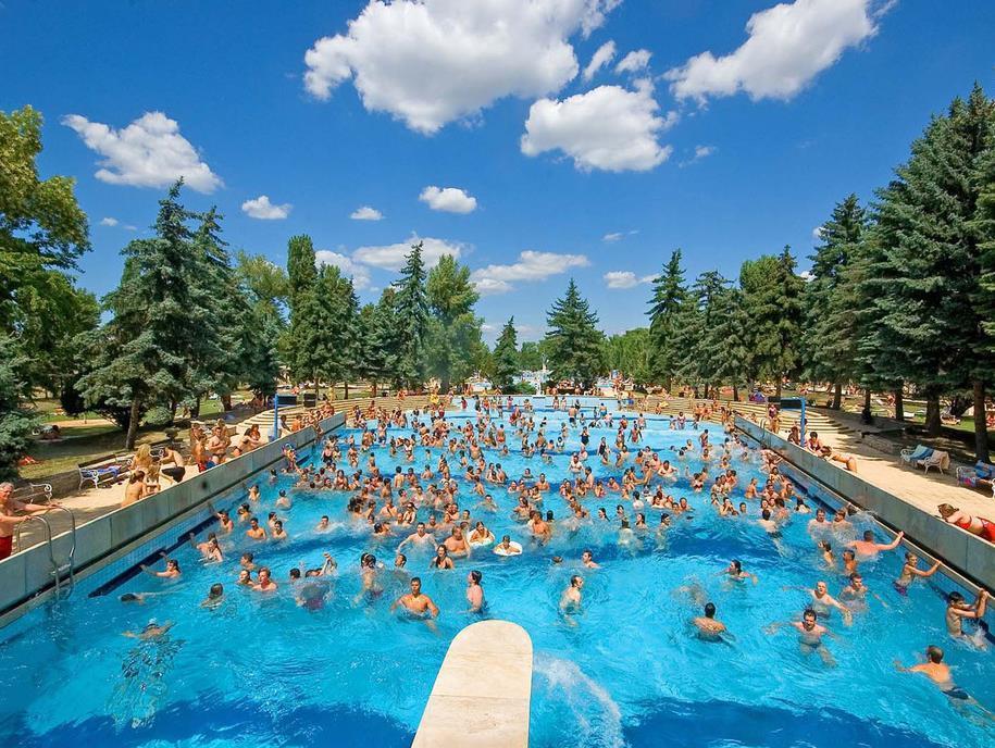 PALATINUS STRANDFÜRDŐ FELÚJÍTÁSA Teljes akadálymentesítés. Wellness és fitnesz funkció kialakítása. Öltözőterületek megújítása. Műemlékileg védett kabinok restaurálása.