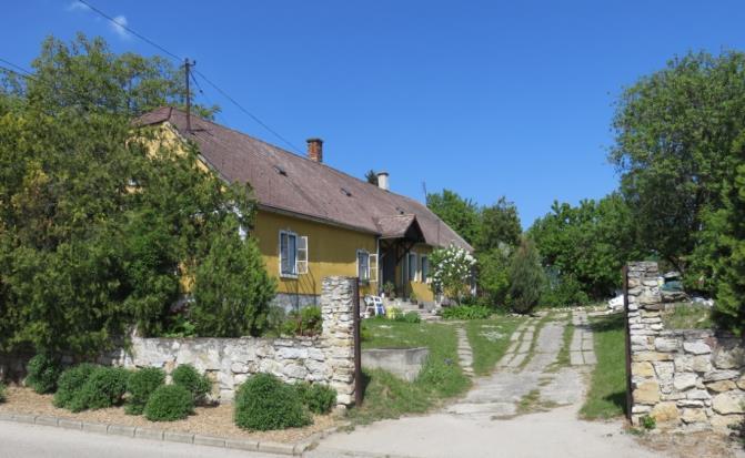 eltűntek, színezését megváltoztatták. A 70-es években nyílászáróit is cserélték. Korábban a jómódú Róka család tulajdona volt.