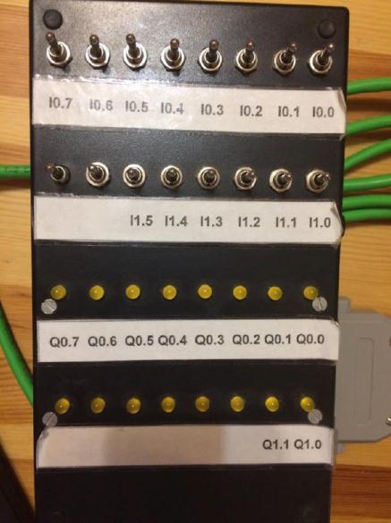 érintőkijelzővel, 6 db fizikai funkciógombbal, 1 db Profinet porttal, 1 db 24V-os tápcsatlakozóval