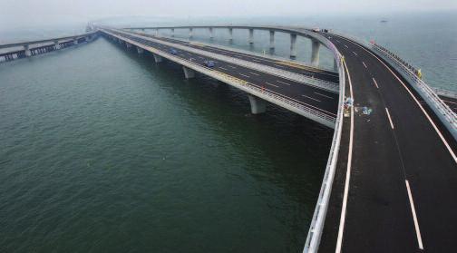 8 Qingdao Haiwan híd, mely szintén világrekorder a víz felett épített leghosszabb híd kategóriában.