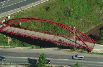 Salgótarjáni gyalogos-felüljáró a MÁV Budapest Salgótarján vasútvonala felett hátramenetben haladó vontató végezte a hídhoz juttatást.
