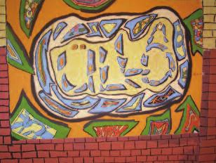 Az eredetileg fehér falú aluljáró sötét színű graffitivel borított falai nyomasztó hatásúak voltak,