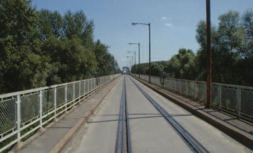 Gyurity mátyás 93 A kocsipálya szélessége 3,80 m. A be - folyási oldalon 1,10 m, a kifolyási oldalon 75 cm széles üzemi járda épült.