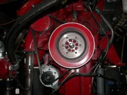 A motor túlpörgése esetén a sebességkapcsoló jelez a fő szivattyúvezérlőnek és hatására a motor le is áll. A TÚLPÖRGÉS VISSZAÁLLÍTÁS (# 9. ábra) kapcsoló a műszer vezérlőpulton található.