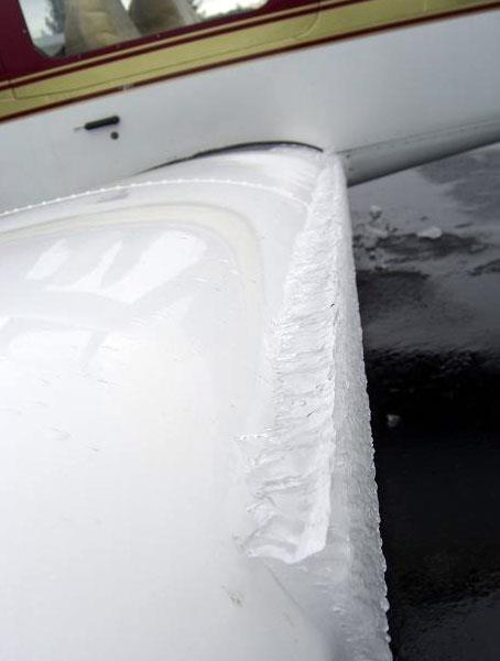 akkumulálódó jégbevonat tiszta, átlátszó, viszonylag sima felületet képez, gyakran jellegzetes szarvszerű formát hozva létre.