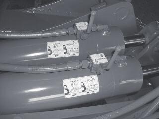 5 Szállítási pozíció (7. ábra) A vontatón az alsó kormányrudat oldalirányban rögzítse. Az ekét elöl és hátul emelje fel.