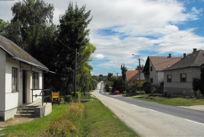 Falusias jellege megtartásra méltó imázs tényező. Széles, árokkal szegélyezett útvonalak, tágas zöldfelületek válnak meghatározó elemekké, átvéve a mögöttük megbújó épületek utcaképi szerepét.