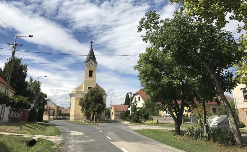 Helyét a községházzal szembeni telkeken valószínűsítik az 1700-as évek tanúvallomásai alapján.