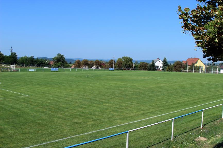 K) SPORT- ÉS REKREÁCIÓS JELLEGŰ TERÜLET A sportpálya és a mellette elhelyezkedő beépítetlen terület Magyaralmás közparkjaként funkcionál.