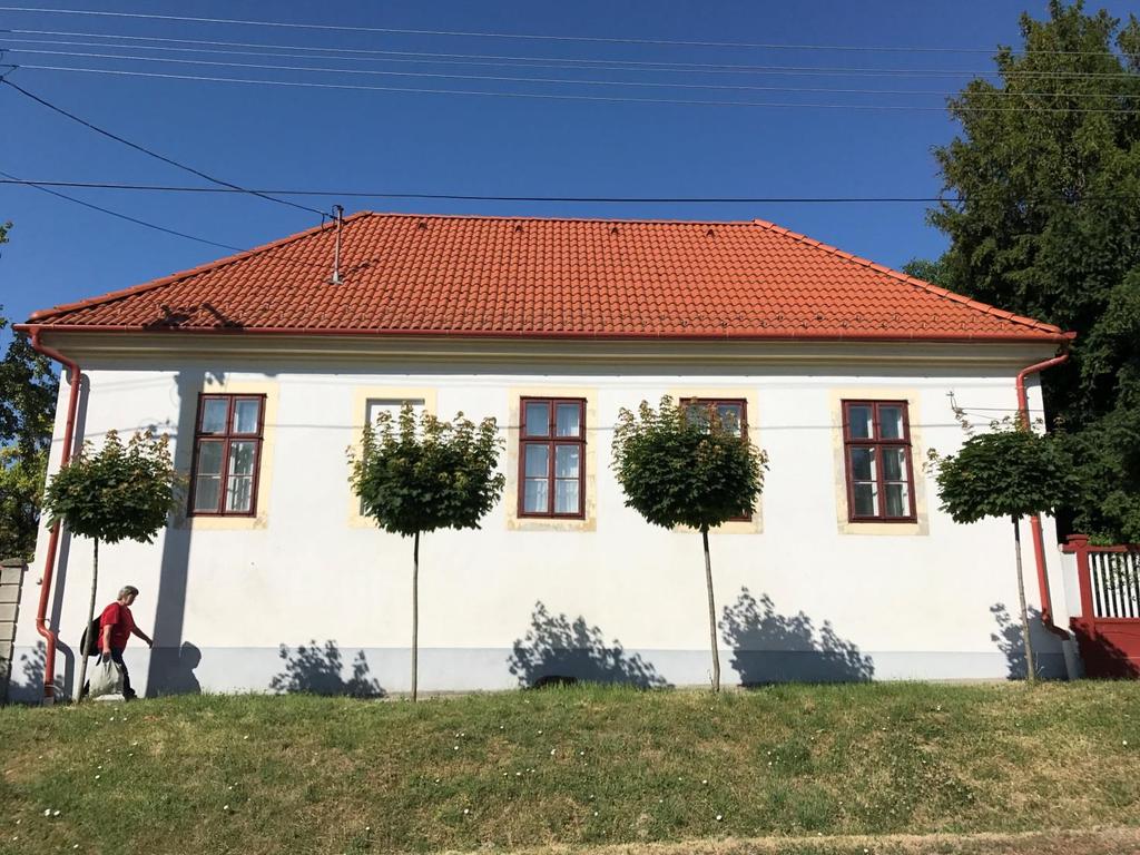 A) ÉPÜLETEK Végigjárva a település területét megállapítható, hogy az épületállomány korszakokhoz köthető stílusjegyeket mutat föl.