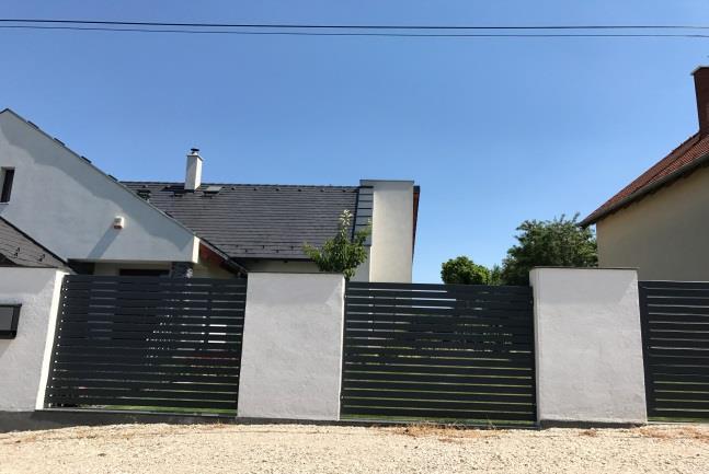 hagyományok, vagy az építészeti koncepció elvárása felülírhatja.