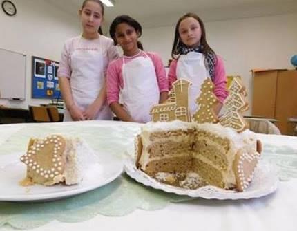 MÉZESKALÁCS TORTA HOZZÁVALÓK: Tésztához: 20 dkg vaj 10 dkg barnacukor 2 ek méz 4 tojás 1 cs sütőpor 1 tk mézeskalács fűszerkeverék 25 dkg liszt 75 Krémhez: 3 dl tej 15 dkg barnacukor 1 cs vaníliás