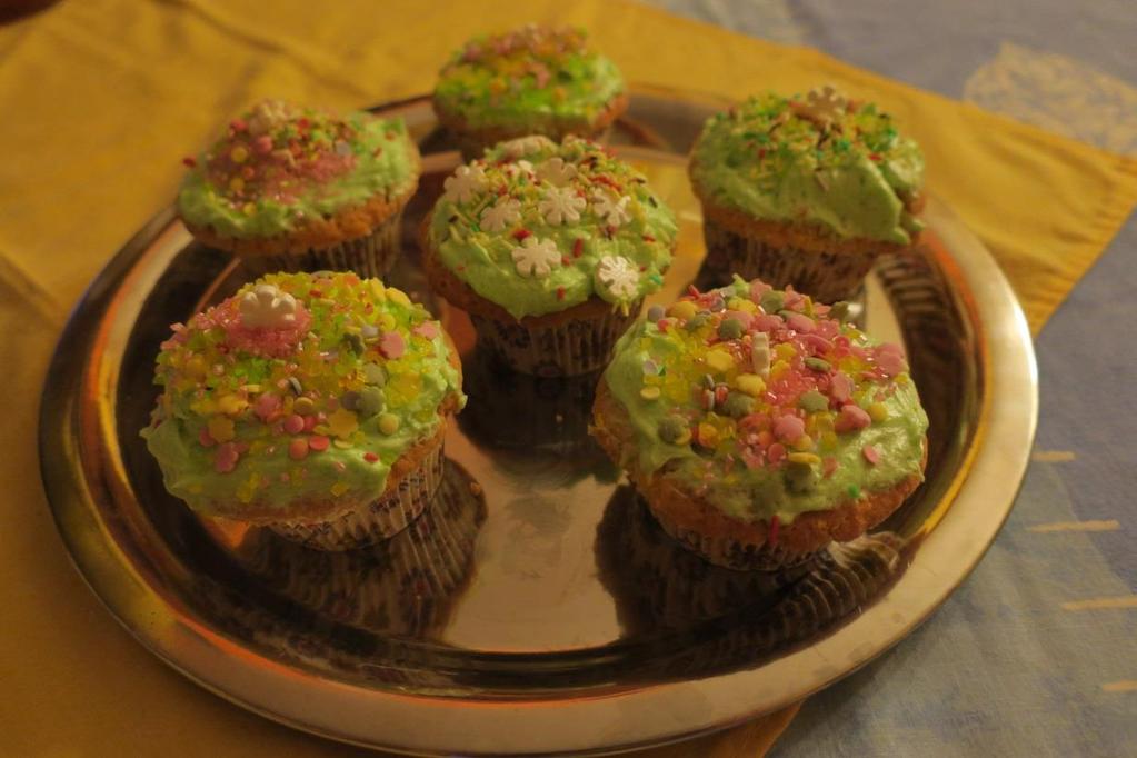 FAHÉJAS MUFFIN HOZZÁVALÓK: Tésztához: 3 db egész tojás 18 dkg margarin 18 dkg cukor 1 cs vaníliás cukor 18 dkg liszt ½ cs sütőpor ½ kk