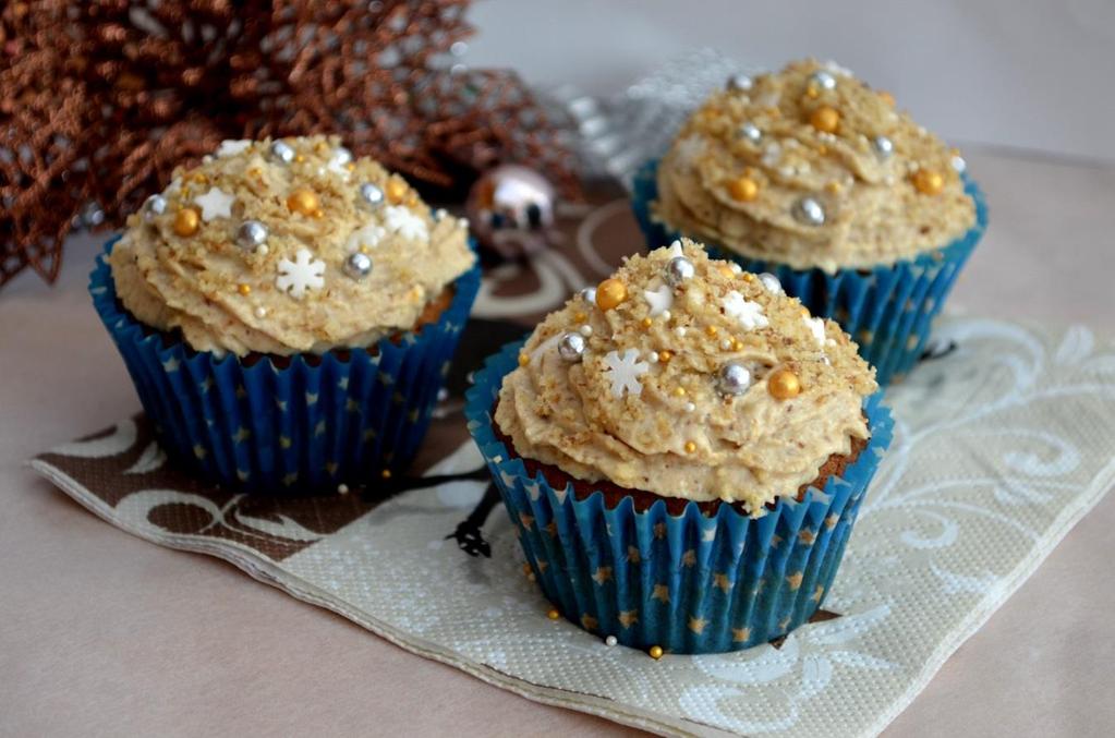 FAHÉJAS-DIÓKRÉMES CUPCAKE HOZZÁVALÓK: 89 Tésztához: 15 dkg vaj 10 dkg porcukor 3 tojás 1/2 tasak sütőpor 10 dkg liszt 7 dkg darált dió 1