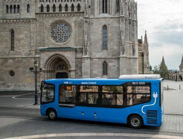 OKOS MEGOLDÁS E-MOBILITÁS Környezetbarát közlekedés Elektromos járművek beszerzése