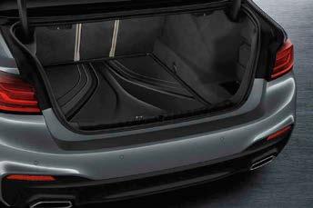Annak érdekében, hogy a szőnyeg tökéletesen belesimuljon az 5-ös BMW belső terének összképébe, a méretre szabott szőnyeg modern fekete színű és nemesacél betéttel