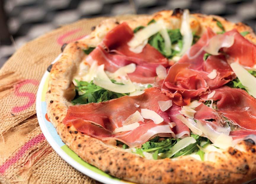 Ventura Mozzarella Ingredienti: prosciutto di Parma, insalatina di rucola, scaglie di Grana.