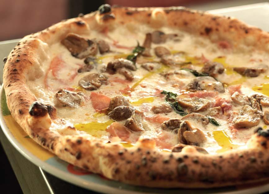 Pizza ai Funghi Ingredienti: funghi, mozzarella, sale, olio Guarnitura: taglia gli champignon a fettine sottili. Disponili sulla pizza, aggiungi un pizzico di sale e olio.