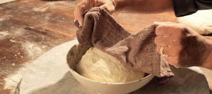 Adjunk hozzá annyi lisztet, hogy a kívánt állagot elérjük, azaz a tészta a tál falától könnyen elváljék.