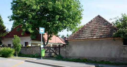 A szebb napokat megélt övezetben a 90-es évek végén külszíni, majd mélyművelésű bauxitbánya nyílt, munkahelyeket, és ezáltal jelentős gazdasági fellendülést adva a településnek.