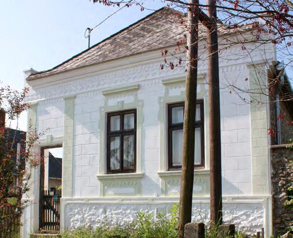Bakonyoszlopon több helyütt fellelhető a népi építészetre jellemző díszített oromzat.