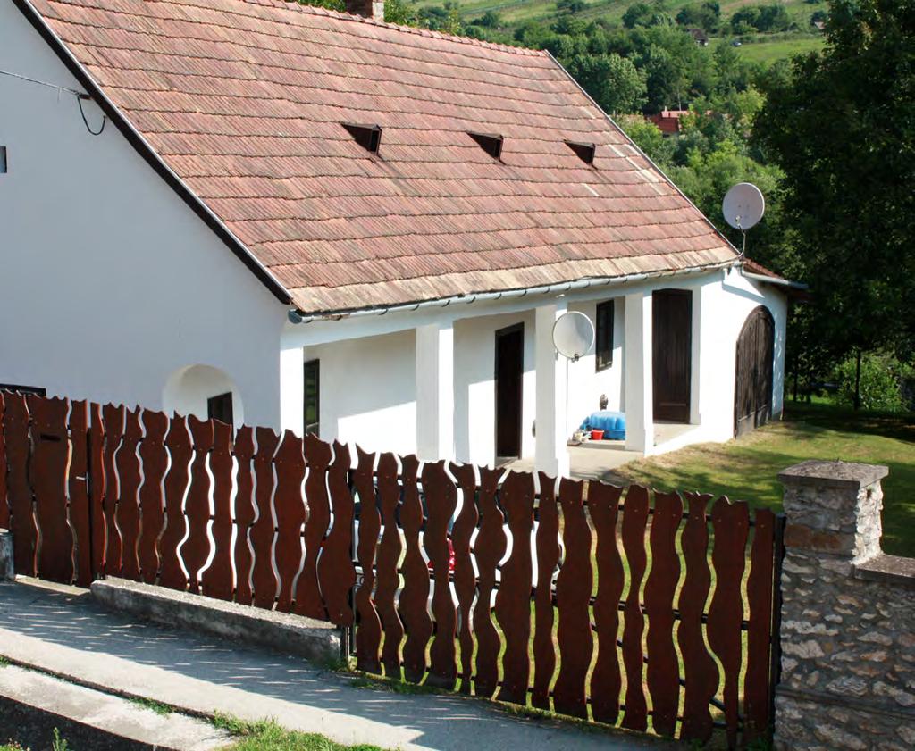 36 Jó példák, épületek, épített részletek 37 Jó példák, épületek, épített részletek Egy másik, szintén a régi pompájában díszelgő felújításra is büszke lehet a település.