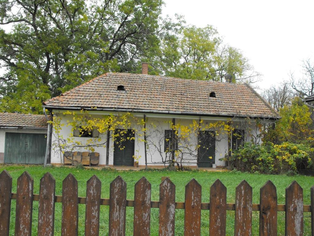1544-ben a török pusztításnak esett áldozatul a falu, a végzetes mezőkeresztesi csata (1596) után teljesen elpusztult, lakossága megmaradt része a nehezen járható lápvidéken (a Tisza szabályozásáig