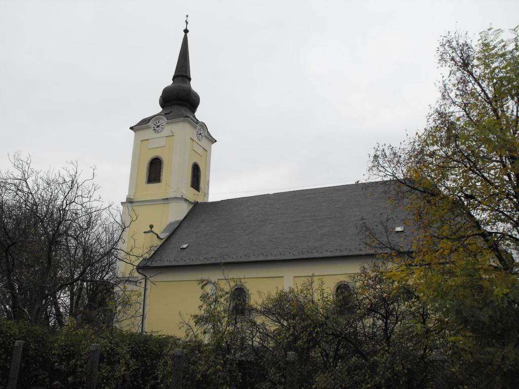 A református templom védett műemlék, a környezete műemléki környezet. Mezőnagymihály lakossága a reformáció után 1575-1580- ban lett reformátussá.