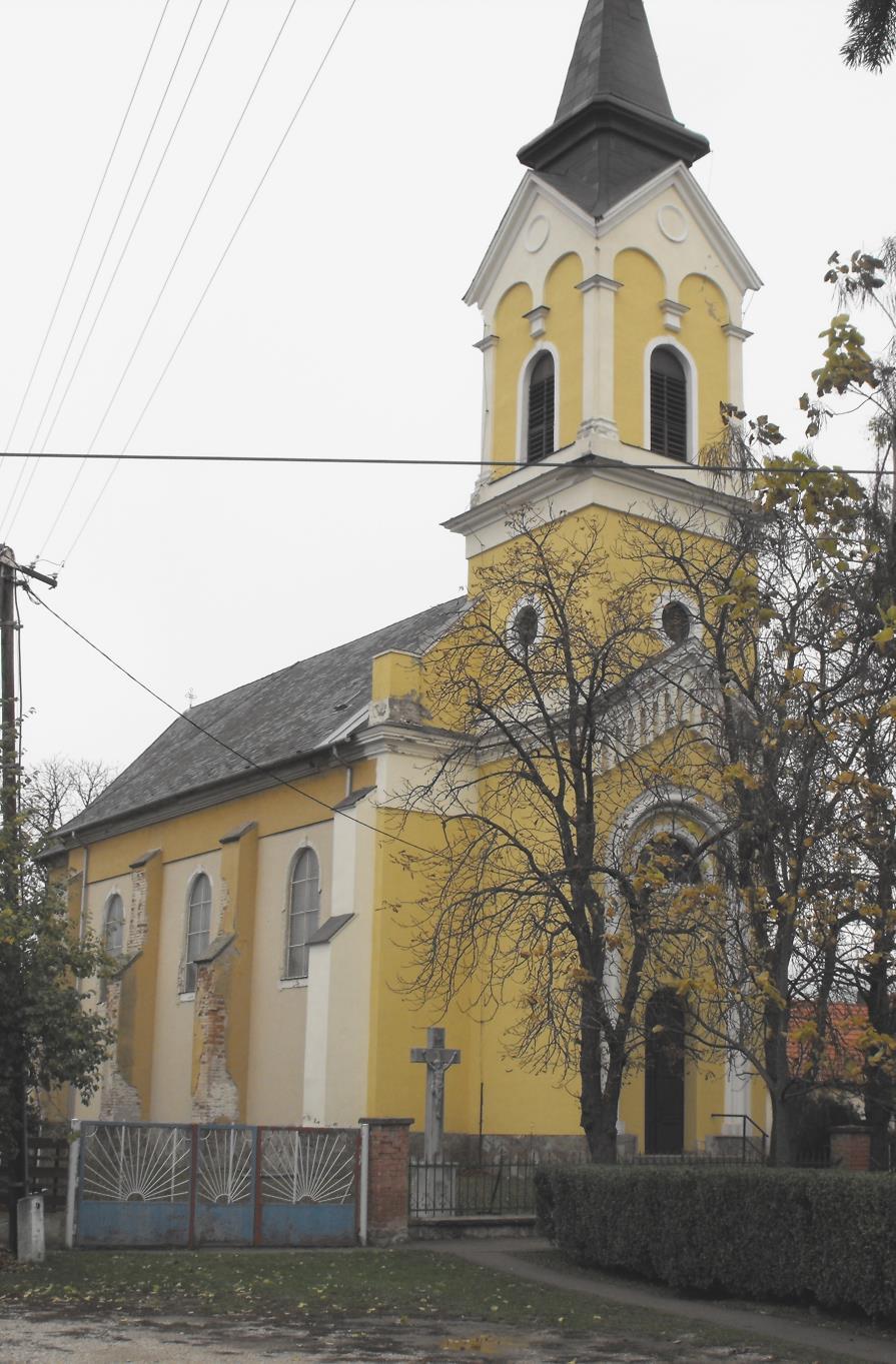 A katolikus templom 1895-86 között épület a korábbi kápolna helyett. Tornyát helyreállították 1932-34 között.