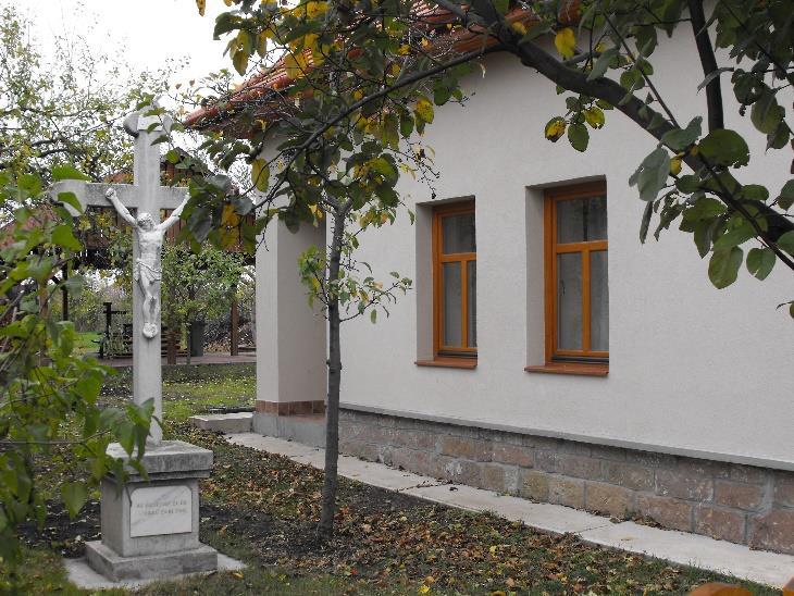 A településre az utcára merőleges nyeregtető építése jellemző. A tető vagy kontyolt, vagy utcával párhuzamos. Oromfalas kialakítások csak nagyon kevés esetben figyelhetők meg.