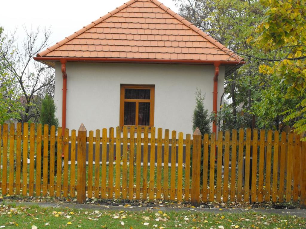 AJTÓK, ABLAKOK Az épületek megjelenését és hangulatát a nyílászárók nagyban befolyásolják. A zárt épülettömeggel így nyitunk a külvilág felé, ezért nem mindegy, milyen módon tesszük ezt.