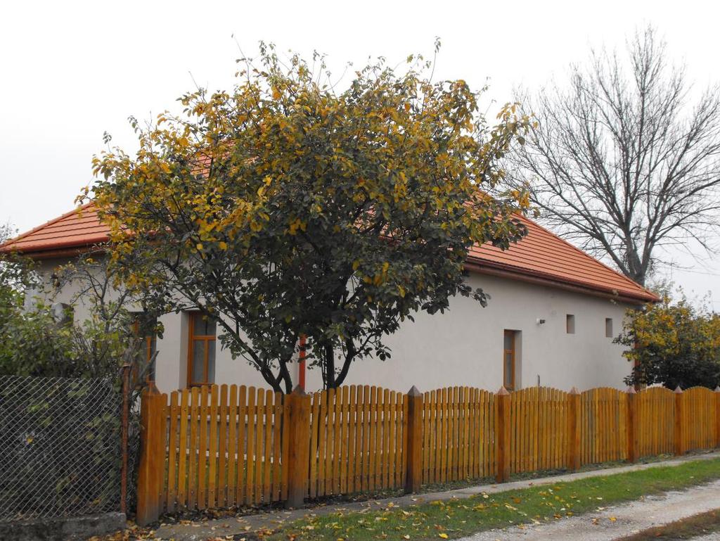 KERÍTÉSEK A régi házak részleteit öröm megfigyelni! Elődeink fa és fémmunkái csodálatosak, formakincsük időtálló, az alkalmazott anyag szépen öregszik.